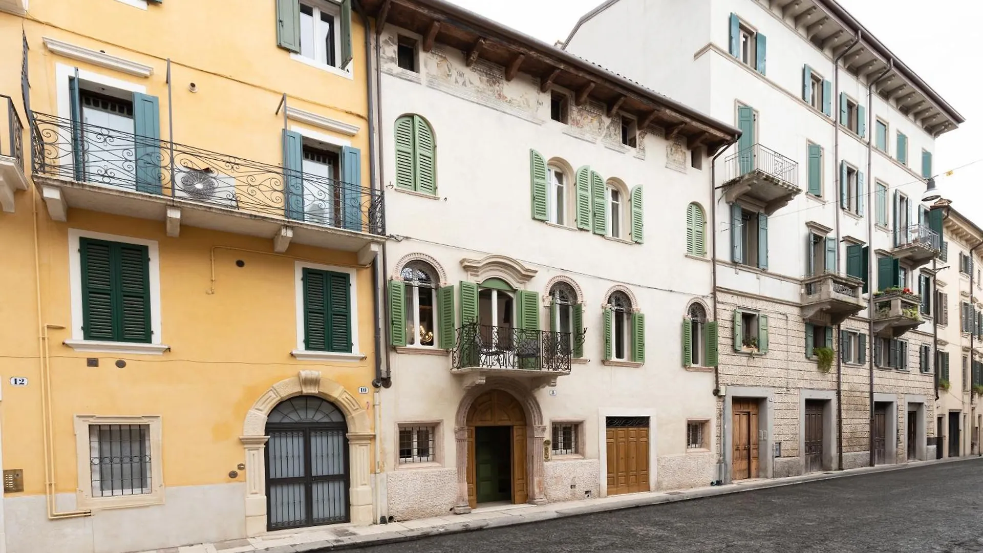 Palazzo Reggiani - Lorenzo De Medici Verona Italy